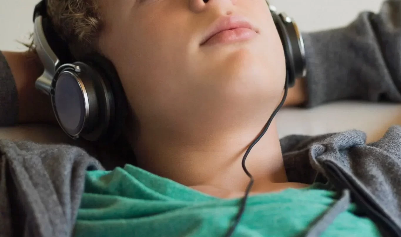 10亿年轻人长期戴耳机面临听力损失无法逆转(世卫)who: Irreversible hearing loss, billion youngsters headphones long time