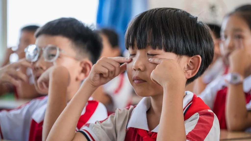 小眼镜、小胖墩、小驼背：中国学生疾病从小开始（新华社）